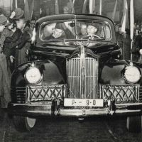 Rudolf Slánský a Klement Gottwald přijíždí na Václavské náměstí 25. 2. 1948 